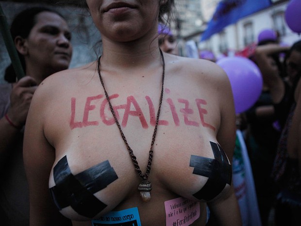 8 de Março de 2018: no Rio de Janeiro, mulheres saem às ruas pedindo pela descriminalização do aborto (Foto: Getty Images)