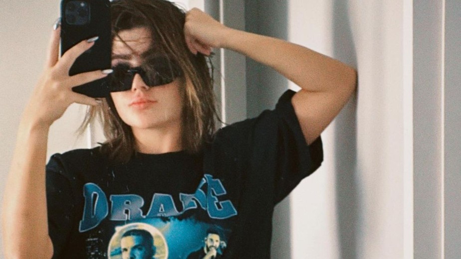 Jade Picon com camiseta do Drake