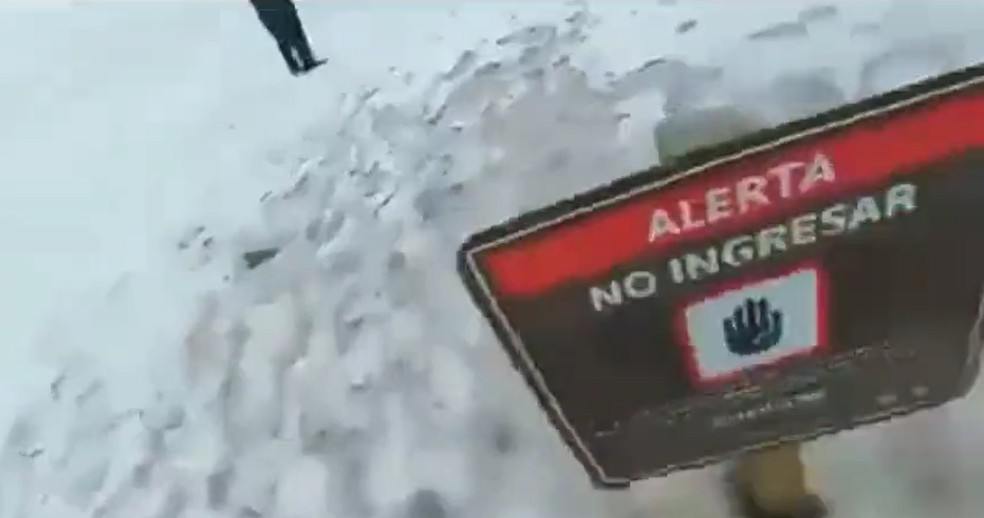 Detalhe de vídeo mostra placa que diz: "Alerta, não entre", local onde brasileiro morreu ao ser atingido por bloco de gelo em Ushuaia, na Argentina — Foto: Reprodução/Redes Sociais