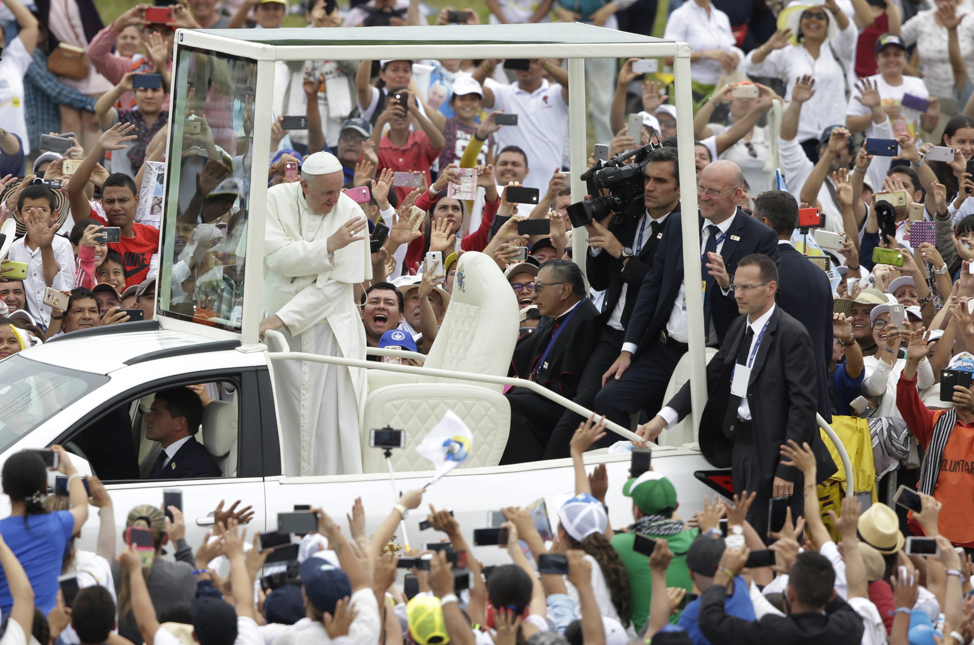 Papa Francisco chega à missa em Villavicencio, na Colômbia
