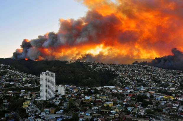 Incêndio em Valparaíso, no Chile, forçou retirada de 5 mil pessoas (Foto: Alberto Miranda/AFP)