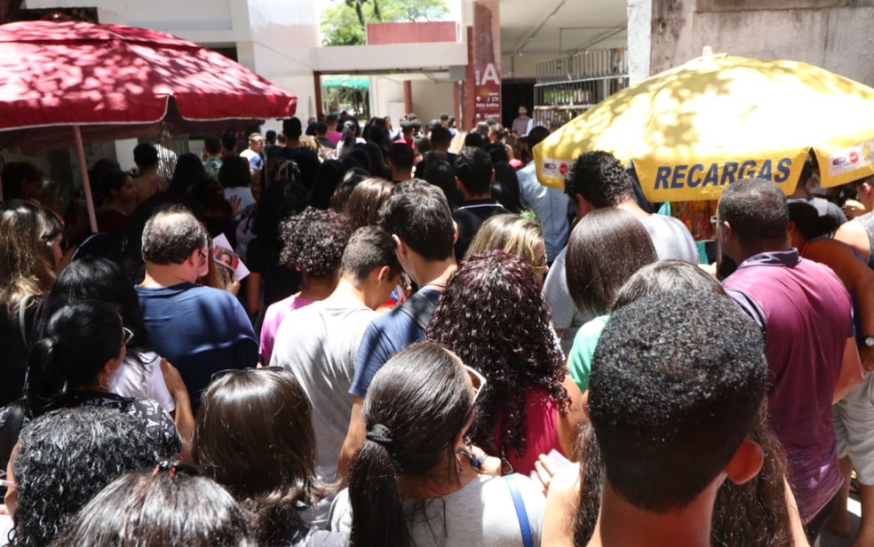 Inscritos entram para fazer provas no primeiro dia do Enem, na Universidade Católica de Pernambuco, no Recife — Foto: Marlon Costa/Pernambuco Press