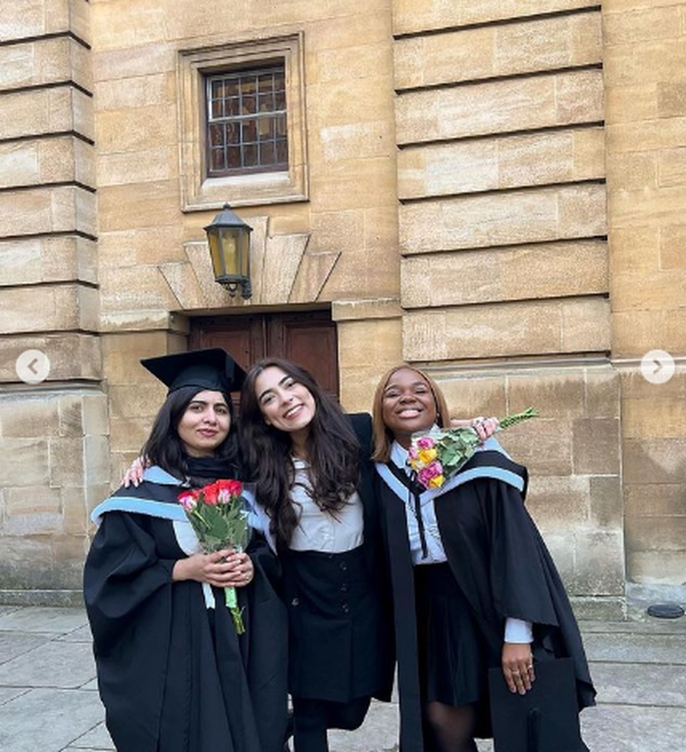 Malala posa com amigas em sua formatura &mdash; Foto: Redes sociais
