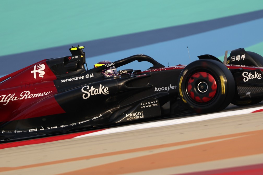 Com a Alfa Romeo, Zhou Guanyu foi o mais rápido nos testes de sexta-feira no circuito de Sakhir — Foto: Alfa Romeo F1