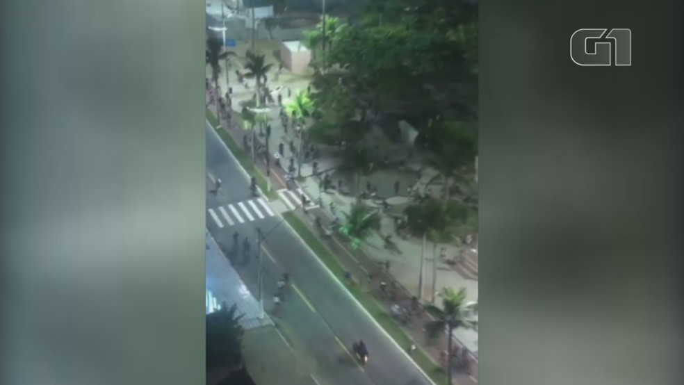 Vídeo mostra tumulto durante arrastão na orla de Praia Grande (SP) — Foto: Reprodução/Praia Grande Mil Grau