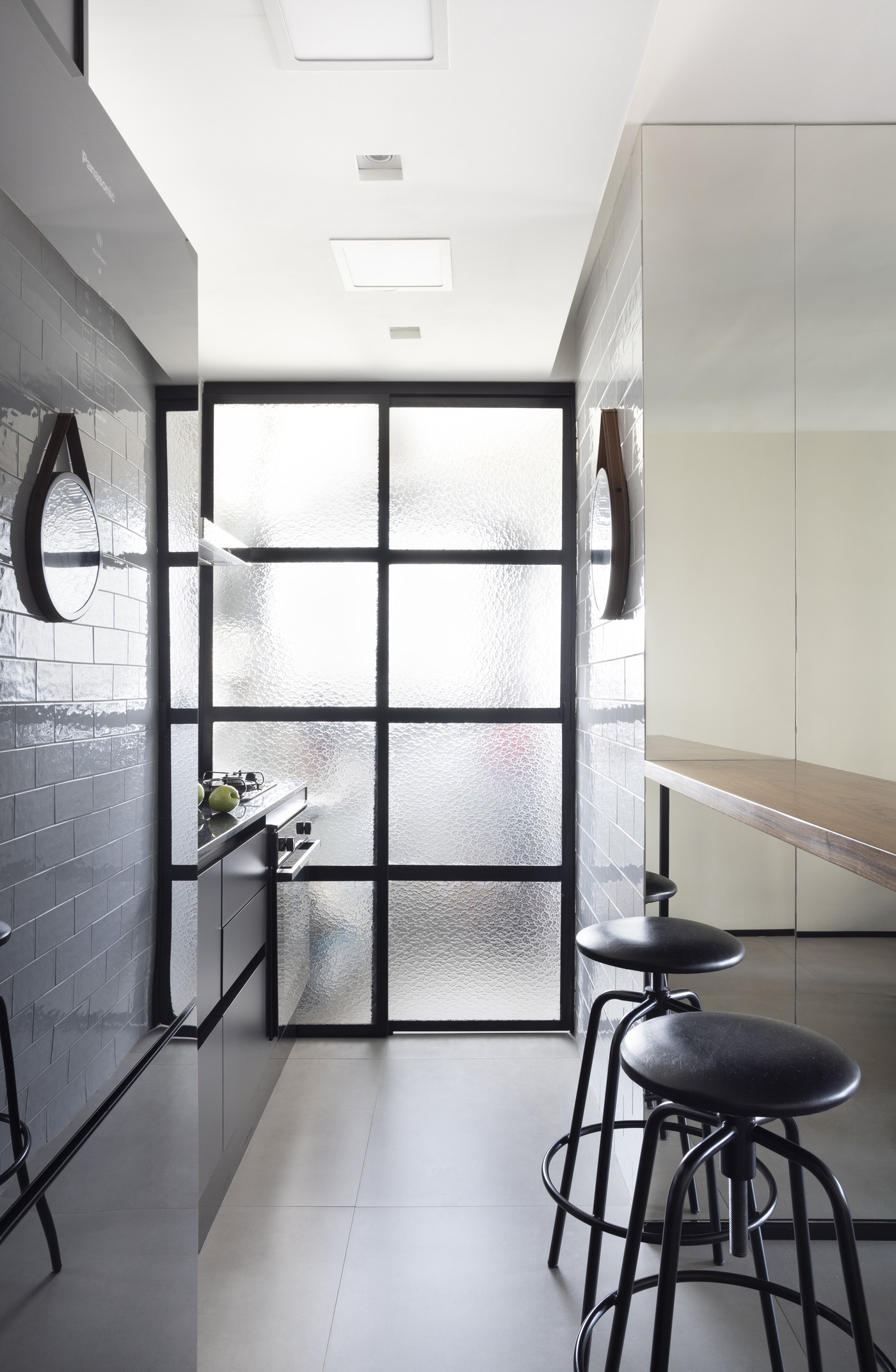 Décor do dia: cozinha com armários pretos e porta de serralheria (Foto: Carolina Mossin)
