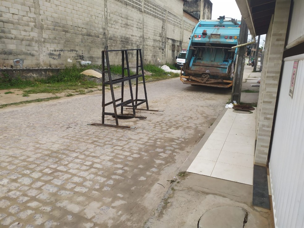 Objeto se desprendeu após passagem do caminhão de lixo — Foto: Blog do Valente