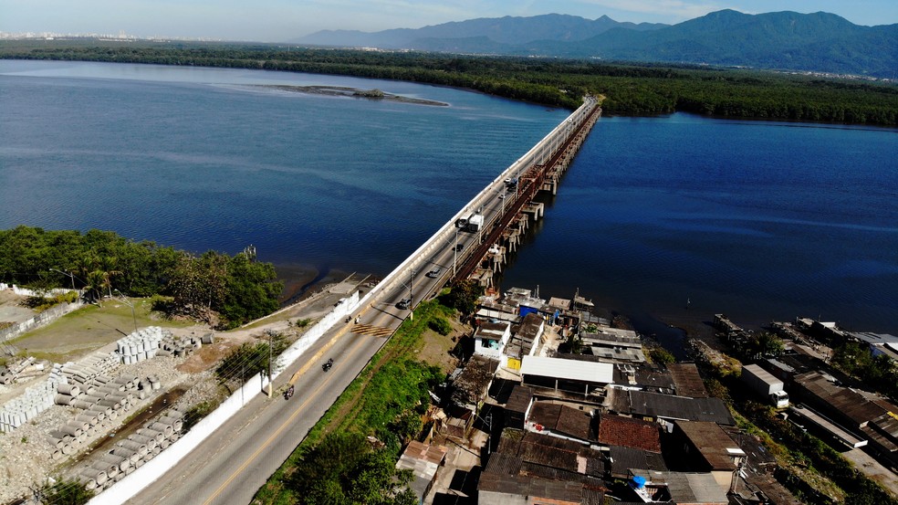 Obras na Ponte dos Barreiros começaram em agosto de 2021. Estrutura será liberada na terça-feira (26) — Foto: Acervo A Tribuna