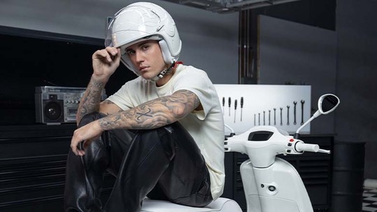 Justin Bieber fecha parceria com a Vespa e cria design exclusivo para scooter italiana