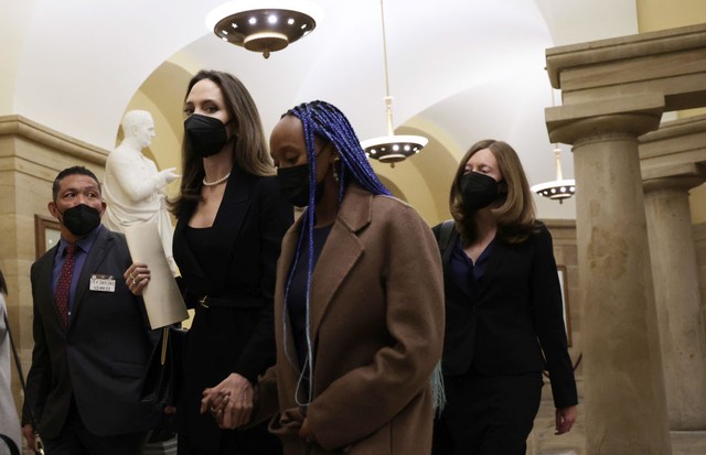 WASHINGTON, DC - FEBRUARY 09:  Actress Angelina Jolie (2nd L) leaves with her daughter Zahara Jolie-Pitt (3rd L) after a news conference at the U.S. Capitol February 9, 2022 in Washington, DC. Jolie joined a group of bipartisan U.S. senators at a news con (Foto: Getty Images)