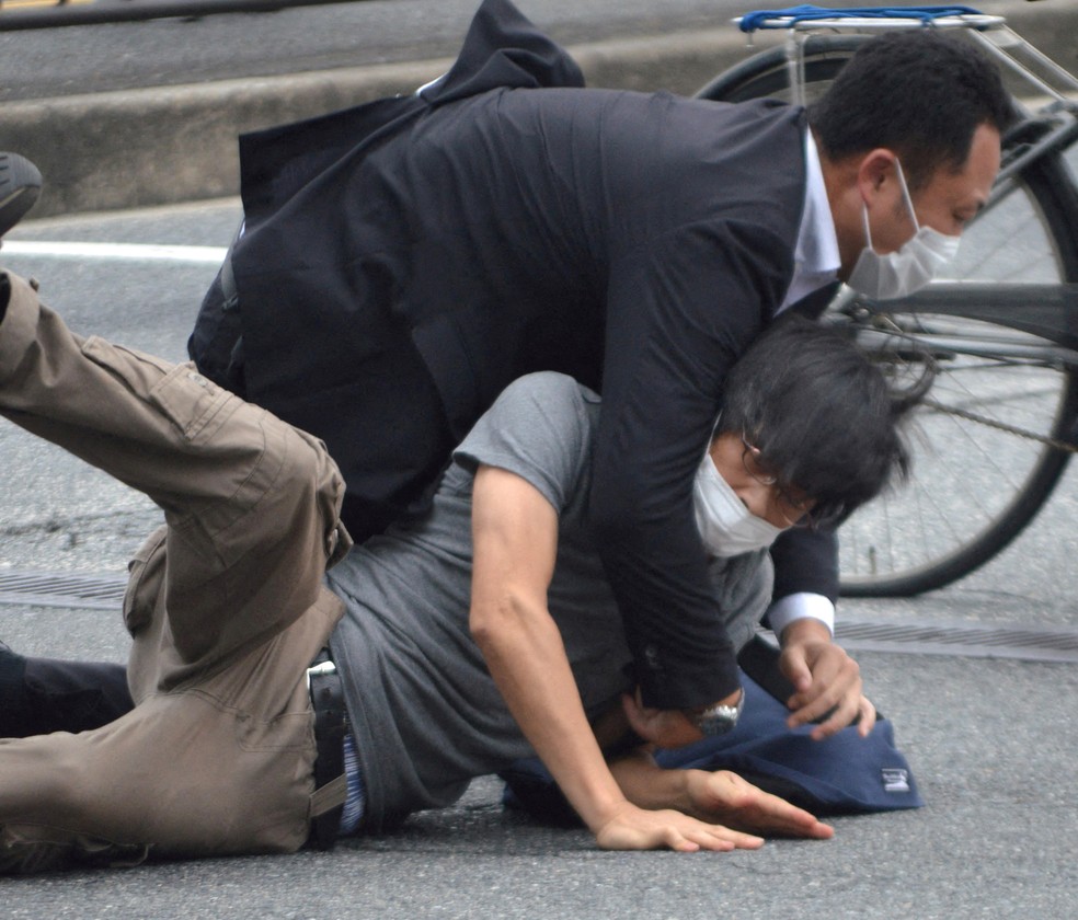 Suspeito de ter cometido ataque contra ex-primeiro ministro do Japão, Shinzo Abe, é contido — Foto: The Yomiuri Shimbun/via REUTERS