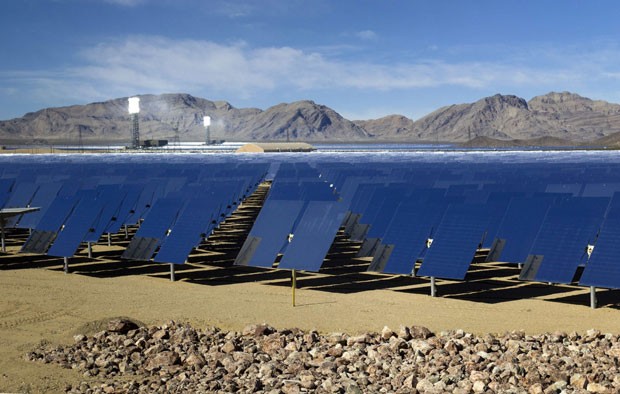 Usina solar tem capacidade de gerar energia que pode abastecer 140 mil moradias (Foto: Steve Marcus/Reuters)