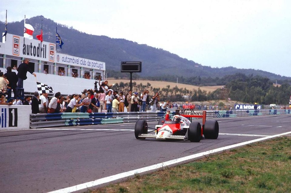 Prost cruza a linha de chegada para quebrar recorde de vitórias, em 1987 — Foto: Reprodução