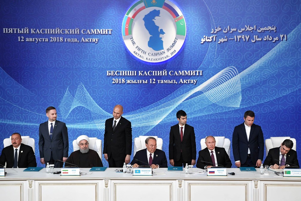 Os presidentes Ilham Aliyev (Azerbaijão), Hassan Rouhani (Irã), Nursultan Nazarbayev (Cazaquistão), Vladimir Putin (Rússia) e Gurbanguly Berdymukhamedov (Turcomenistão) participam do encontro dos países do Mar Cáspio em Aktau (Foto: Alexey Nikolsky/Sputnik via AFP)