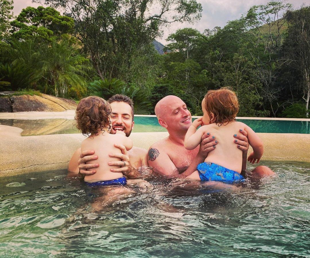Thales Bretas com Paulo Gustavo e os filhos, Gael e Romeu, em dezembro de 2020 (Foto: Reprodução / Instagram )