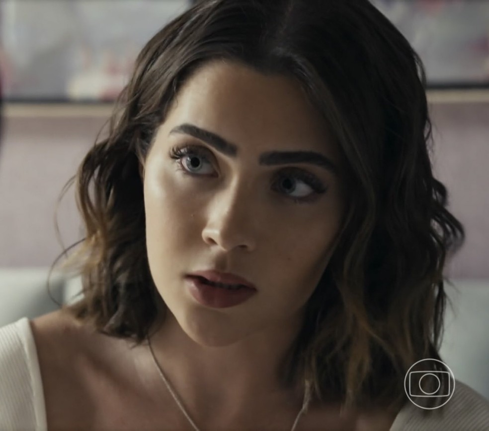 Chiara irá descobrir que Guerra teve uma noiva, em Travessia — Foto: Reprodução/TV Globo