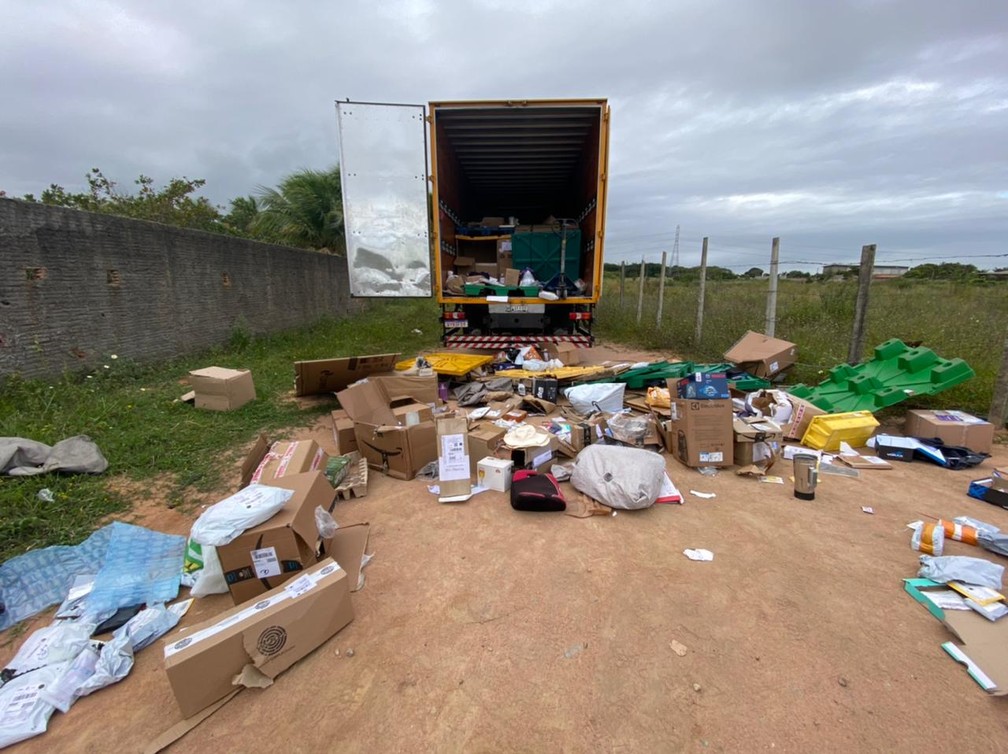 Produtos que não interessavam aos criminosos foram deixados para trás, durante saque a caminhão dos Correios na Grande Natal. — Foto: Kleber Teixeira/Inter TV Cabugi