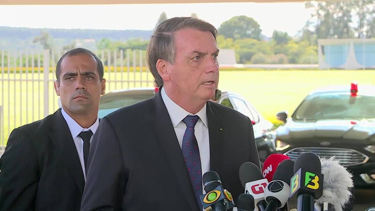 Em meio ao coronavírus, Bolsonaro anuncia lotéricas na lista de serviços essenciais thumbnail