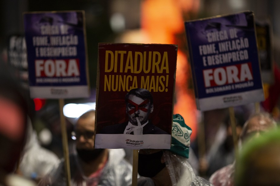 Cartazes contra Bolsonaro: 'Ditadura nunca mais'
