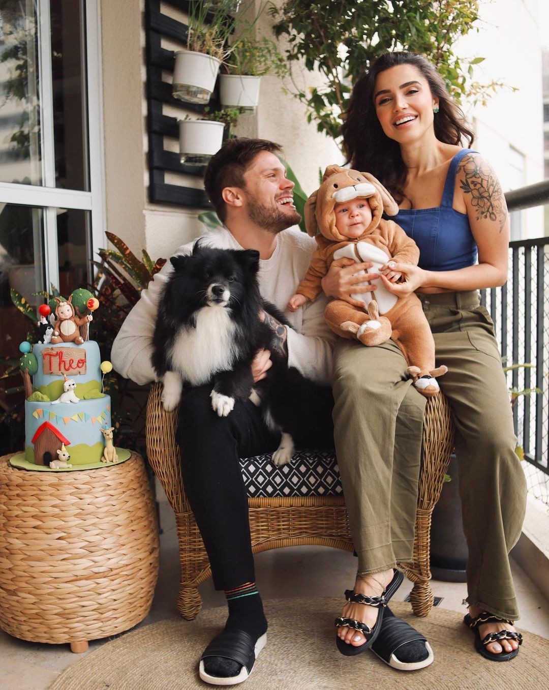 Paula Amorim e Breno Simões reuniram os cachorros para comemorar os três meses de Theo (Foto: Reprodução/Instagram/Mike Bonfim)