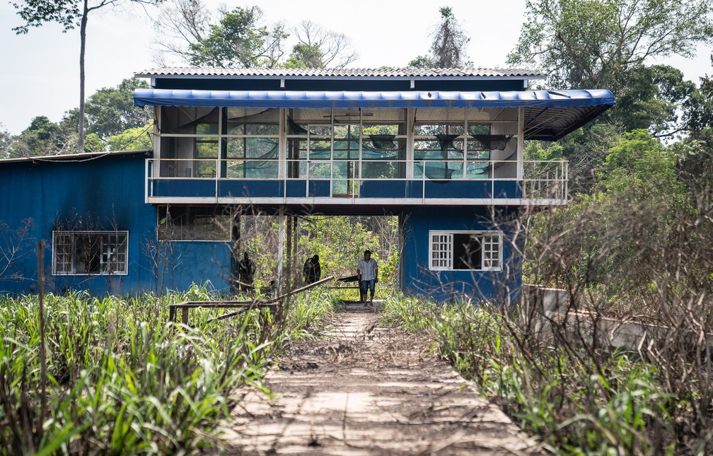Estrutura construída para fiscalização foi destruída; paredes estão queimadas e vidros quebrados  — Foto: Fábio Tito/G1