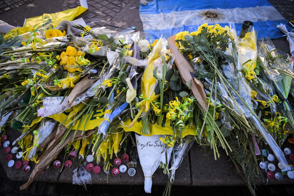 Sala vem recebendo homenagens em Nantes e Cardiff — Foto: AFP