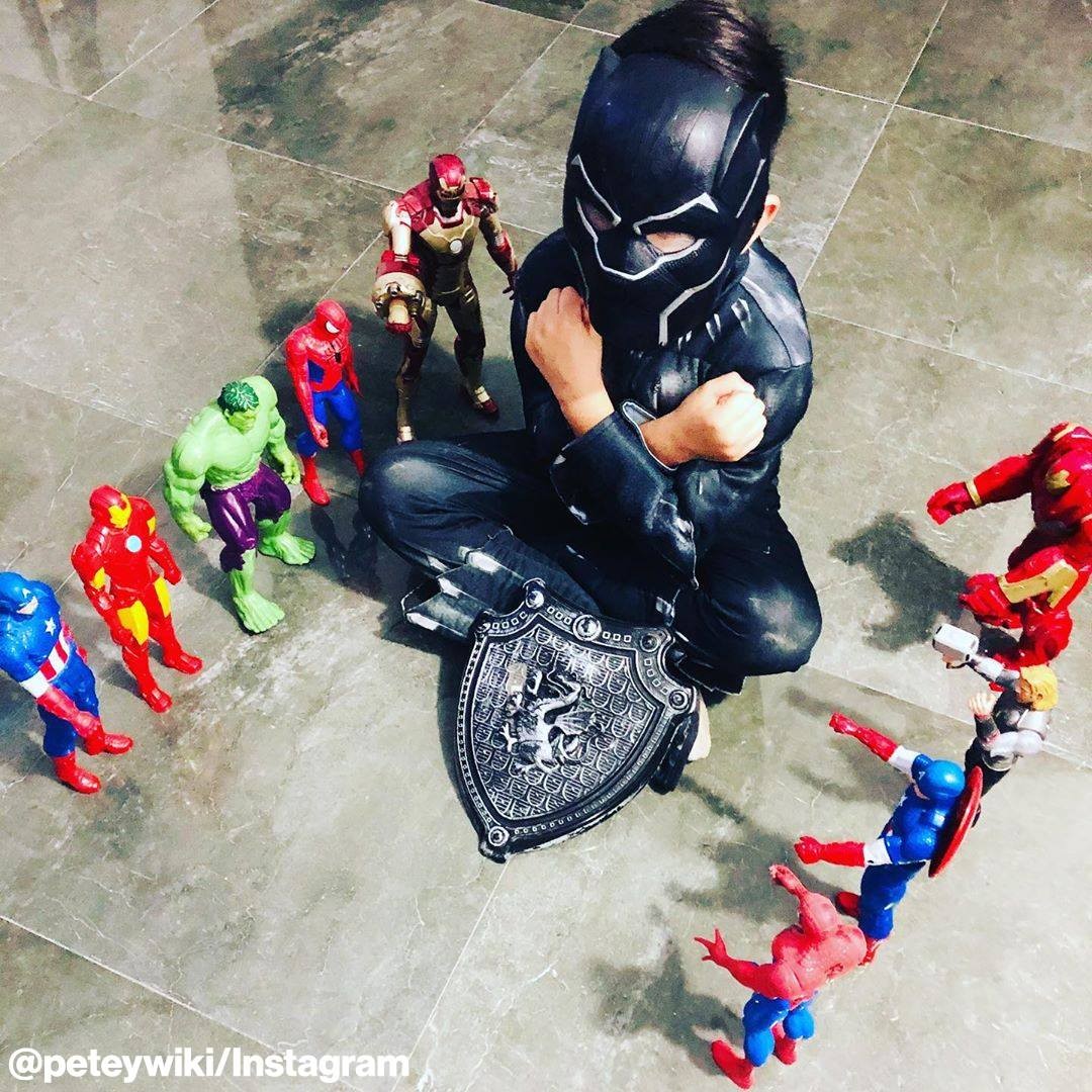 Crianças prestam última homenagem ao ator Chadwick Boseman, protagonista de "Pantera Negra" (Foto:  Reprodução/Instagram)