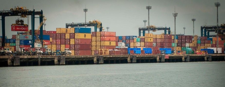 Imagem geral dos terminais de containers no porto de Santos.