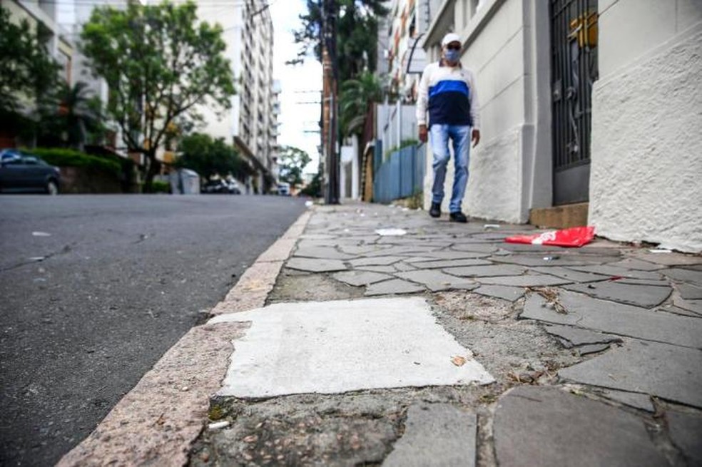 Placa foi retirada e espaço foi concretado na frente do local onde funcionou o Dopinho, em Porto Alegre — Foto: Agência RBS/André Ávila 