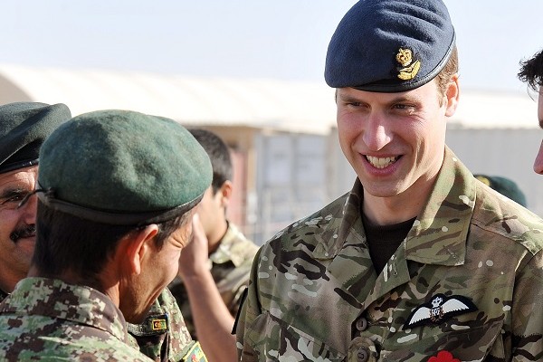 O Príncipe William conversando com um oficial do exército afegão em visita a uma base britânica no Afeganistão, em 2010 (Foto: Getty Images)