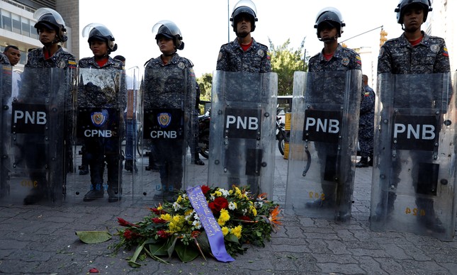 Flores para homenagear um opositor morto na sede do Serviço de Inteligência da Venezuela
