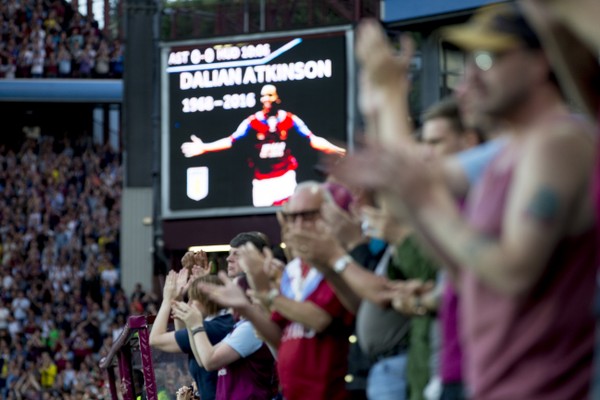 Homenagem a Dalian Atkinson antes do jogo entre Aston Villa e Huddersfield Town em agosto de 2016 (Foto: Getty Images)