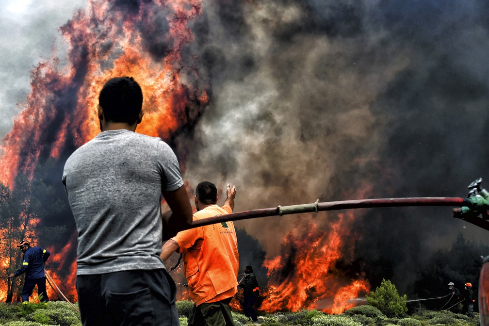 Mais de 80 pessoas já morreram na Grécia em decorrência de incêndios florestais (Foto: Valerie Gache/AFP)