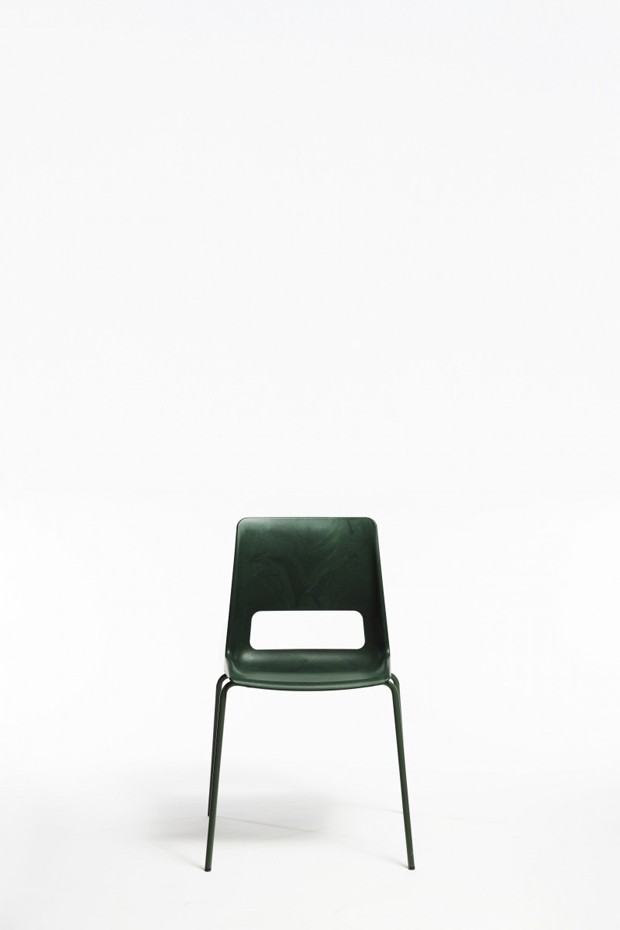 Cadeira é 100% fabricada com plástico reciclado (Foto: Divulgação)