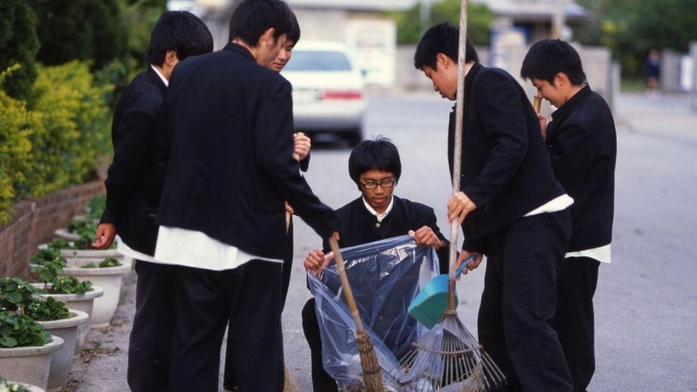 Nas escolas japonesas, a limpeza faz parte da rotina diária dos alunos — Foto: Alamy