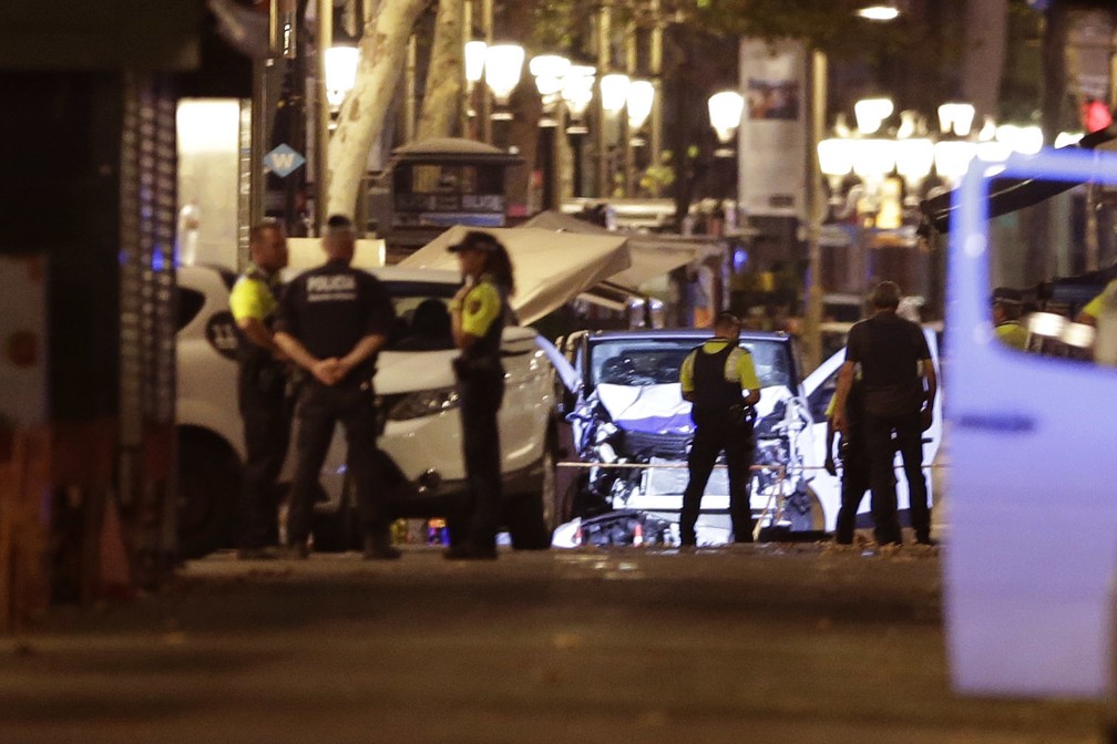 Policiais são vistos próximos a van envolvida em ataque em Las Ramblas, em Barcelona — Foto: AP Photo/Manu Fernandez