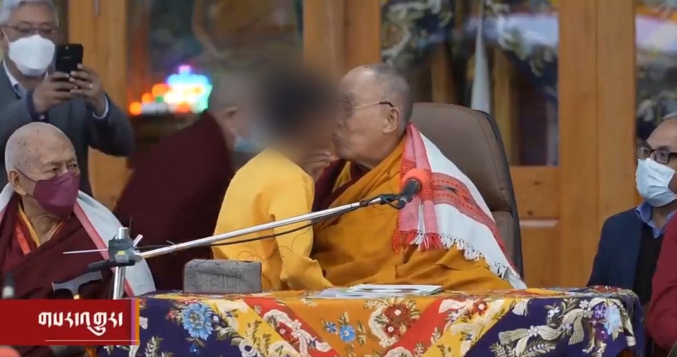 Em imagem, Dalai Lama tenta dar um beijo em rosto de menino.  — Foto: Reprodução/Redes Sociais