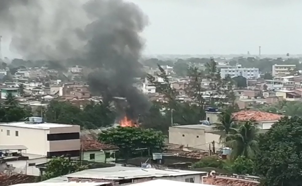 IncÃªndio atingiu casas prÃ³ximas ao Terminal Integrado do Barro, na Zona Oeste do Recife (Foto: ReproduÃ§Ã£o/WhatsApp)