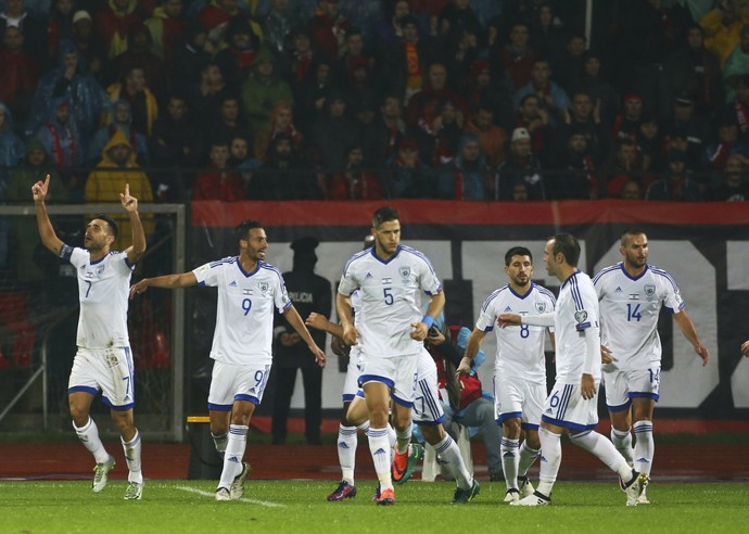 À esquerda, Zahavi comemora gol de Israel sobre Albânia (Foto: AP Photo/Hektor Pustina)