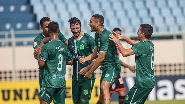 Jogadores do Floresta comemoram um dos gols da partida