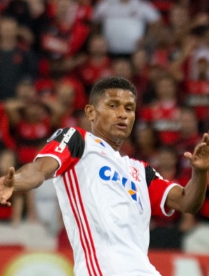 No triunfo do Fla, Márcio Araújo se complica com a bola e faz garrancho