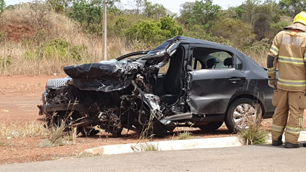Carro envolvido em acidente em São Sebastião, no DF — Foto: Corpo de Bombeiros/ Divulgação