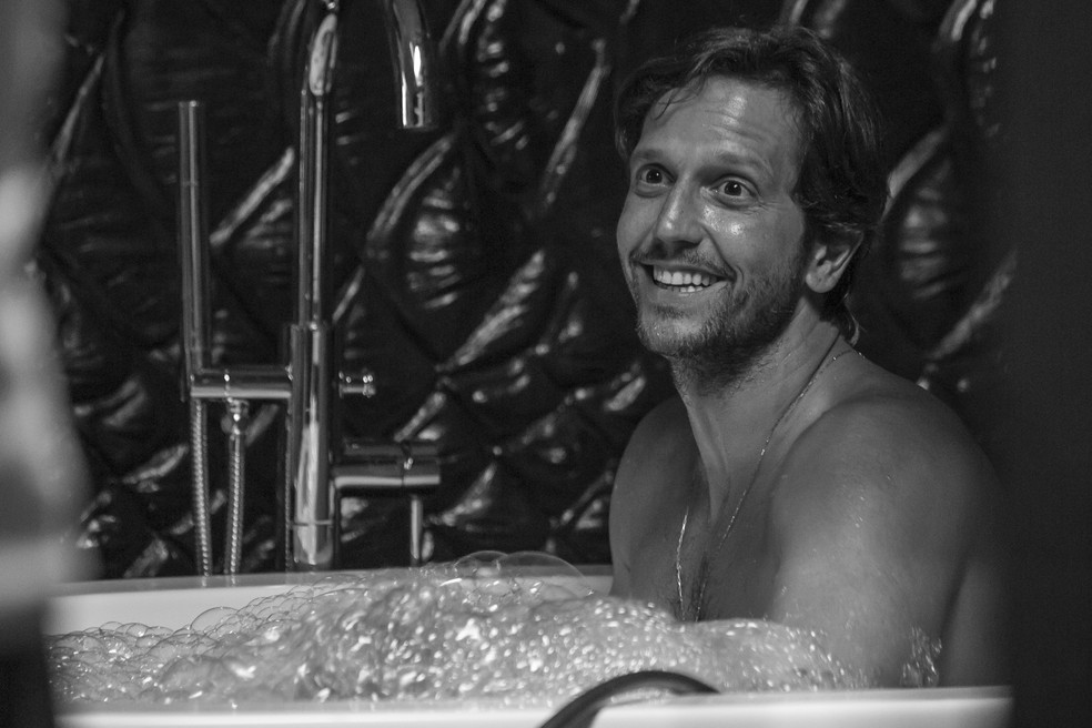 O ator se prepara para gravar com Adriana Esteves — Foto: Artur Meninea/Gshow