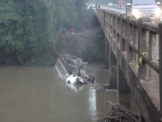 Caminhão tombou em ponte e caiu em rio em Barra Funda (RS) (Foto: José Leal/Rádio Sarandi)