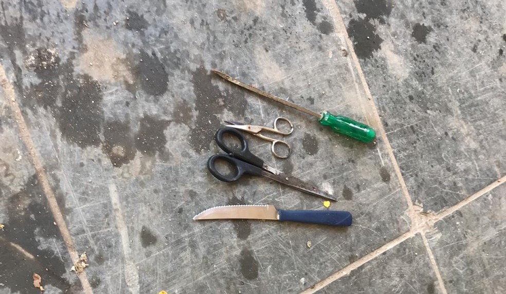 Tesouras, faca e chave de fenda foram encontradas pela Guarda Municipal — Foto: Lívia Torres/TV Globo