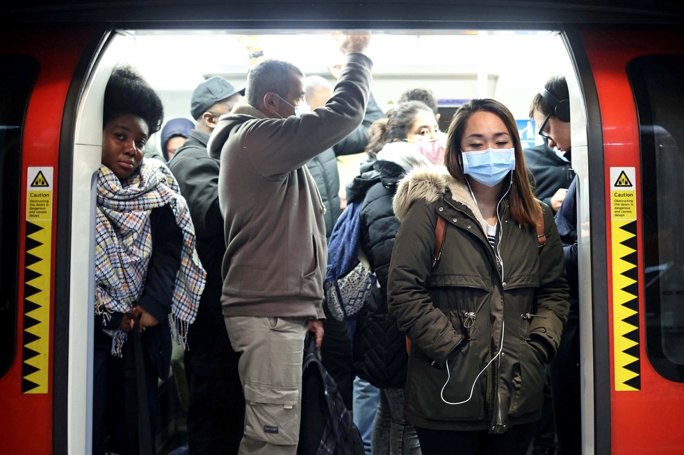 Pessoas em vagão de metrô durante a hora do rush em Londres, em meio à pandemia do novo coronavírus (COVID-19) no Reino Unido — Foto: Hannah McKay/Reuters