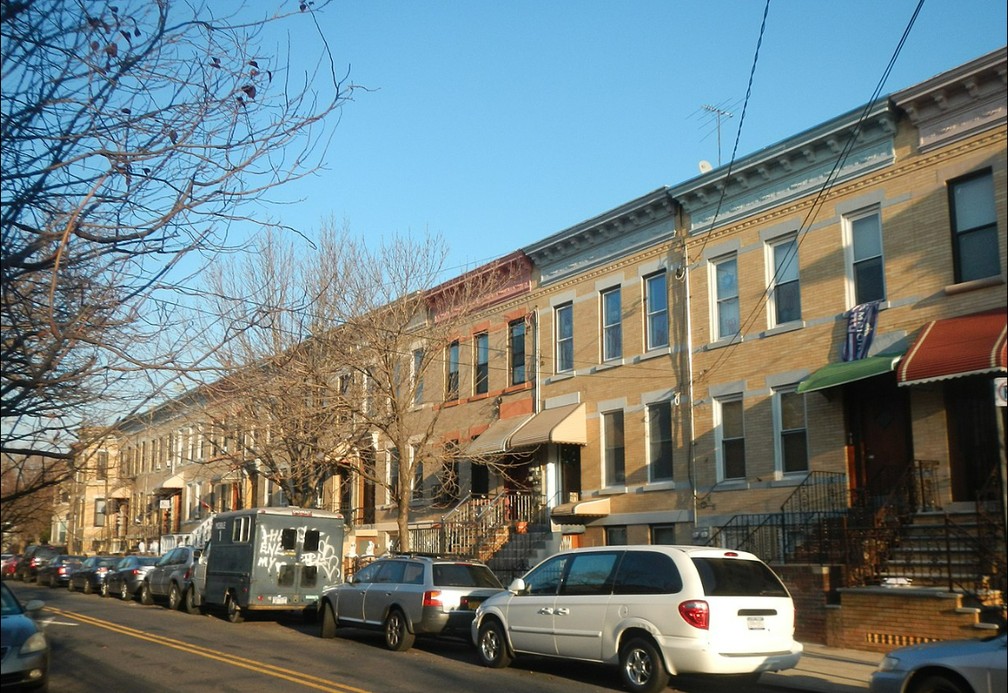 Situado entre os distritos do Brooklyn e Queens, em Nova York, Ridgewood é conhecida pela diversidade. — Foto: Reprodução