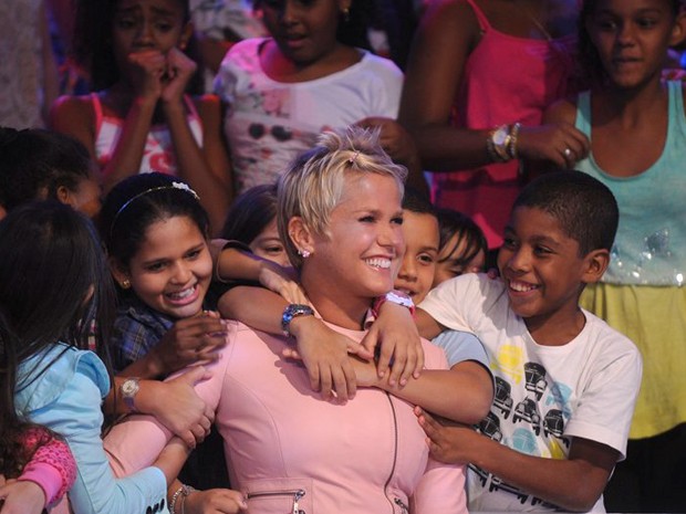 Xuxa é só chamego com as crianças no programa (Foto: Divulgação / Xuxa Produções)