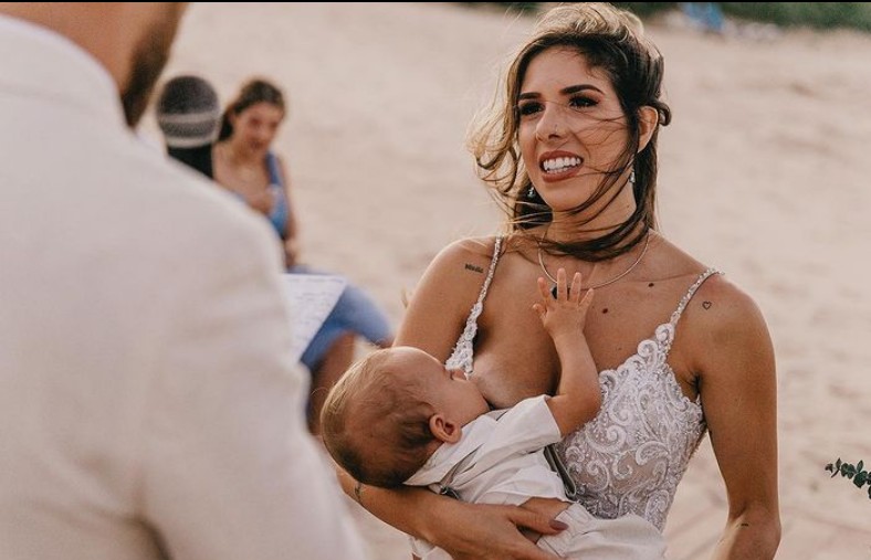 Bárbara amamentando o filho Filippo durante o casamento (Foto: Reprodução Instagram)