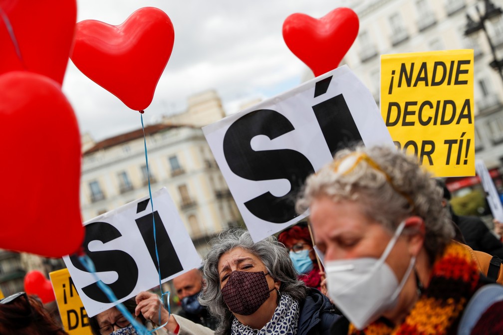 Manifestantes no centro de Madri pedem pela aprovação da lei de eutanásia na Espanha em foto de 18 de março de 2021 — Foto: Susana Vera/Reuters